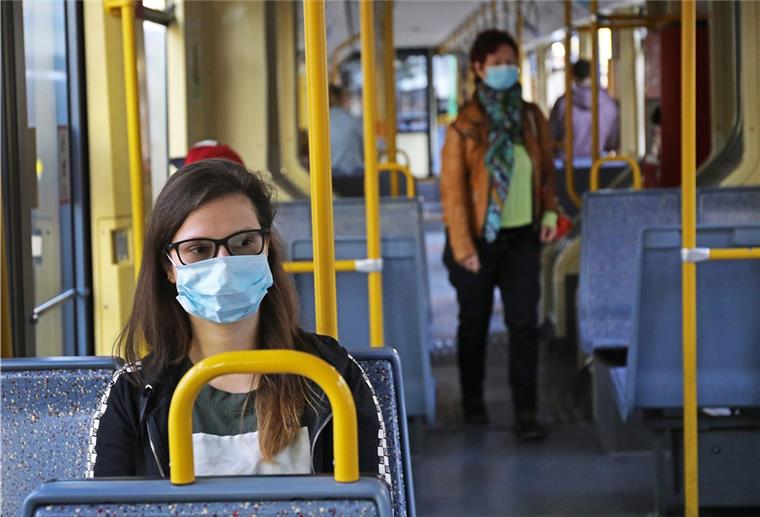 Keine Maske in Bus und Bahn? Maskenverweigerern in Niedersachsen droht künftig ein hohes Bußgeld.
