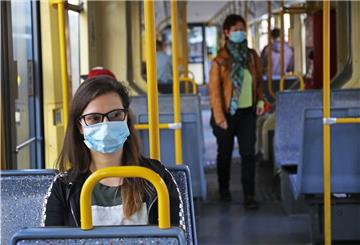 Keine Maske in Bus und Bahn? Maskenverweigerern in Niedersachsen droht künftig ein hohes Bußgeld.