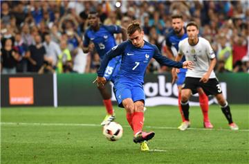 Keine Nerven: Antoine Griezmann verwandelt den von Bastian Schweinsteiger per Handspiel verschuldeten Elfmeter zum 1:0. 