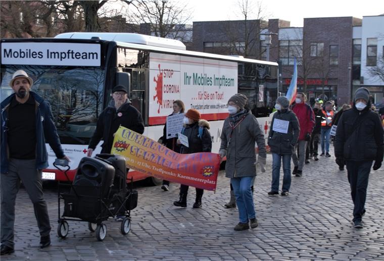 „Spaziergänger“ in Cuxhaven: Wir lassen uns nicht provozieren Keinen Blick hatten die „Spaziergänger“ für den Impfbus.