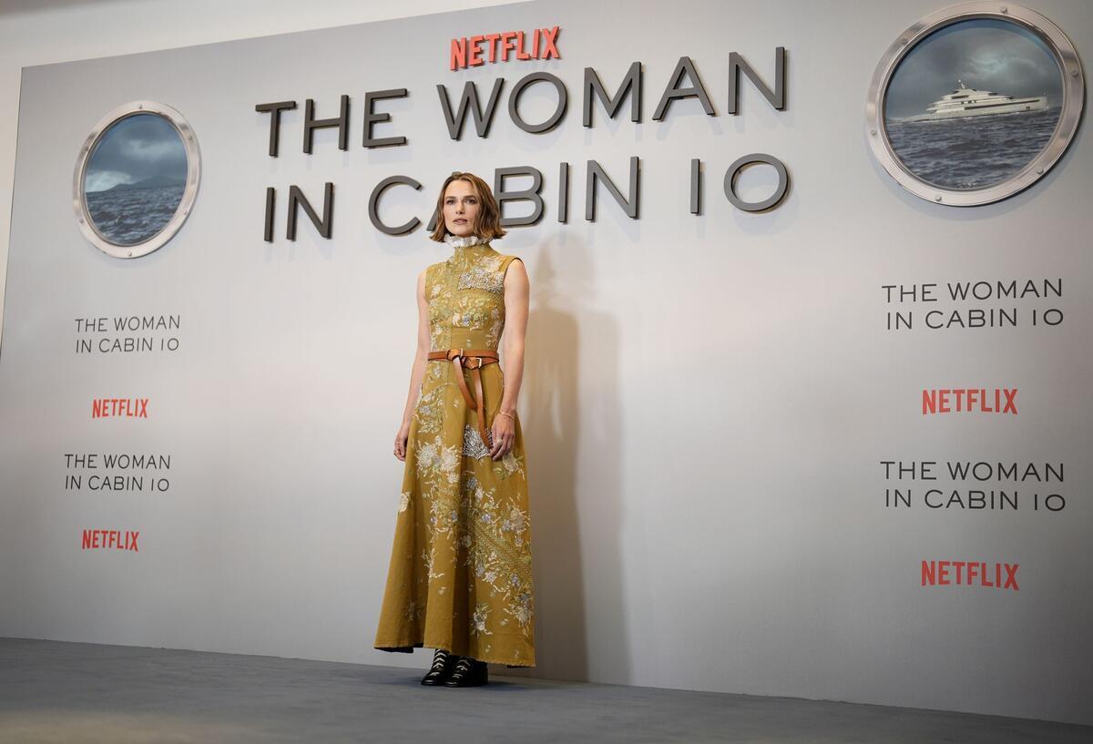 „Woman in Cabin 10“ startet auf Platz eins Keira Knightley vor einer „The Woman in Cabin 10“-Wand Ende September in London. (Archivbild)