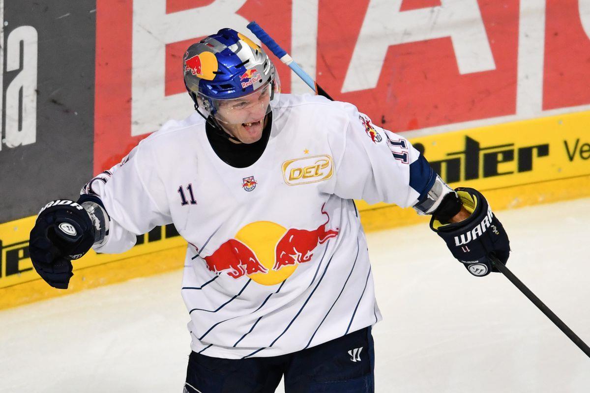 Keith Aucoin in Jubelpose. Der Topscorer der Münchener will es gegen Bremerhaven wieder klingeln lassen.