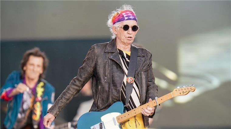 Keith Richards (vorn) und Ronnie Wood von den Rolling Stones im Hyde Park in London auf der Bühne.