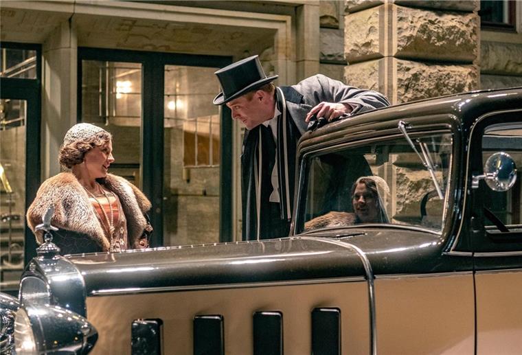 Ken Duken als Hans Albers und Picco von Grote als Hansi Burg verliebt in einer Filmszene vor dem Chevrolet von Ingo Ehmann aus Nordenham.