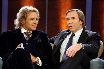 Kennen sich schon lange: Der Moderator Thomas Gottschalk (links) unterhält sich mit dem ehemaligen Fußballstar Günter Netzer. Am Montag ehrt der Showstar Netzer im Rahmen der Einweihung der neuen Hall of Fame des deutschen Fußballs.