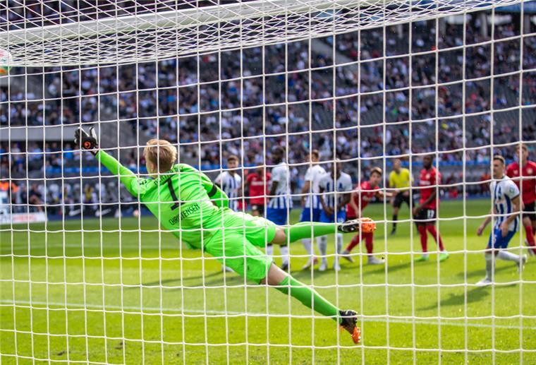 DFB räumt mehrere Schiedsrichter-Fehlentscheidungen ein Kerem Demirbay von Bayer Leverkusen verwandelt Strafstoß zum 1:0 gegen Berlins Torwart Oliver Christensen (l).