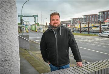 Kernig, ruppig, bodenständig: Hier am Geesteufer, nah der Fhre, hat er gerade seine neue Wohnung bezogen. Genau das passende Milieu für den Ostfriesen Georg Staudacher, den es über viele Lebensstationen zur Medizin gezogen und nun als Oberarzt an die Ameos-Klinik für Psychiatrie geweht hat. Foto Scheschonka