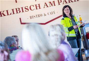 Kerstin Bringmann, Gewerkschaftssekretärin bei Verdi, bei der Versammlung mit den Schulassistenten in Bremerhaven: Gemeinsam kämpfen sie dafür, dass die Gehälter nicht abgesenkt werden.