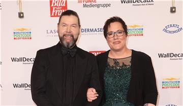 Kerstin Held hatte bei der Verleihung der Goldenen Bild der Frau im Stage Theater Neue Flora in Hamburg prominente Unterstützung an ihrer Seite. Rockstar Rea Garvey begleitete sie auf dem roten Teppich und auf der Bühne - und zeigte sich begeistert von ihrer Arbeit.