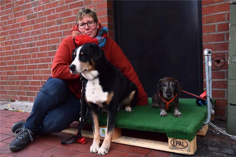 Kerstin Hullmann hat das neue Angebot gestern schon mal getestet. Das Foto zeigt sie mit ihren Hunden Bob und Emmi.