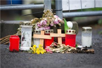 Kerzen, Blumengestecke und Kreuze stehen im Mai vor dem Wohnhaus des beschuldigten Ehepaares in Höxter (Nordrhein-Westfalen).  Am MIttwoch beginnt der Prozess. 