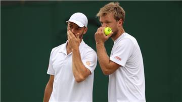 Kevin Krawietz (r) und Tim Pütz enttäuschen in Wimbledon.