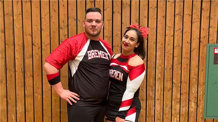 Cheerleading-WM in Japan: Bremerhavener Duo im „Team Germany“ Ein braunhaariger Mann und eine braunhaarige Frau in Sporttkleidung.