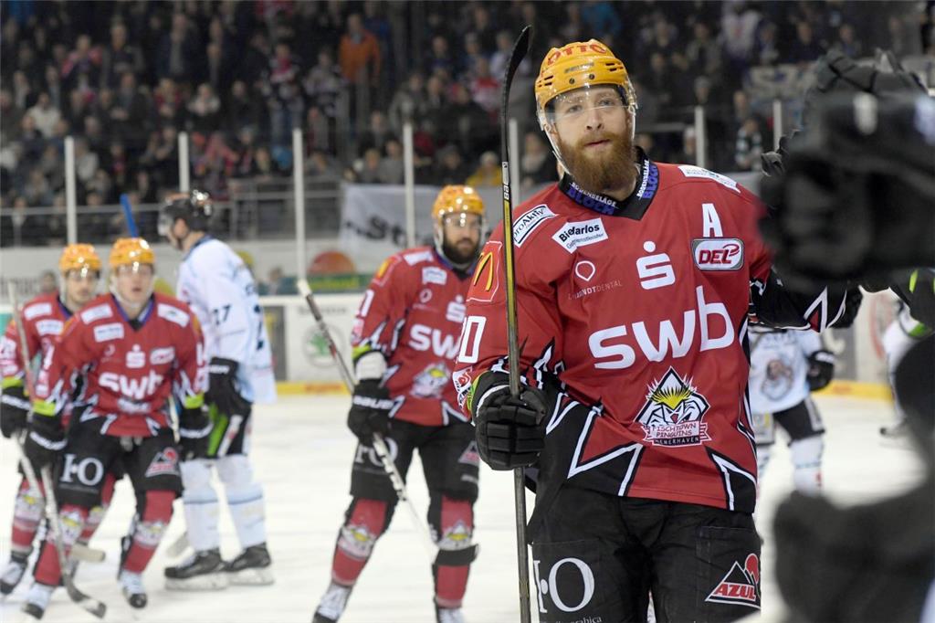 Kevin Lavallée lässt sich nach einem Torerfolg abklatschen. 