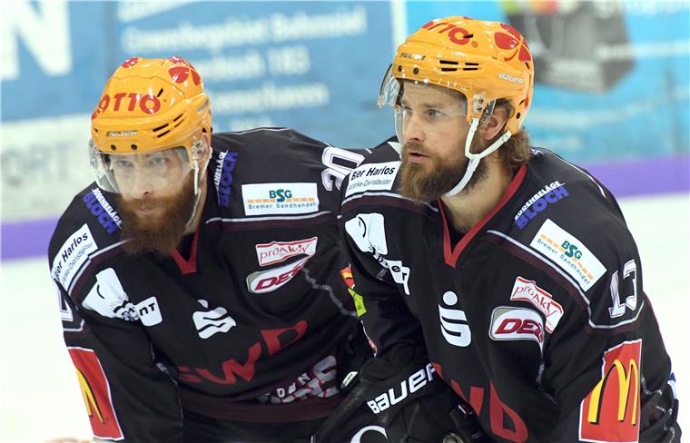 Kevin Lavallée (links) und Rylan Schwartz zählen zu den Tattoo-Trägern im Team der Fischtown Pinguins.