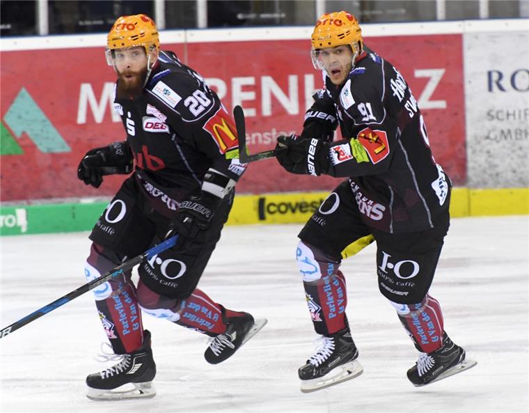 Pinguins erkämpfen Sieg gegen Augsburg Kevin Lavallee und Björn Svensson legten sich voll für die Fischtown Pinguins ins Zeug.