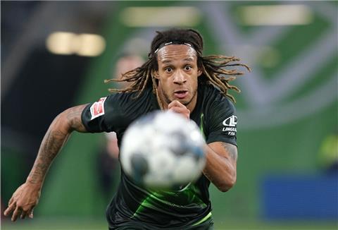 Kevin Mbabu vom VfL Wolfsburg ist positiv getestet worden.