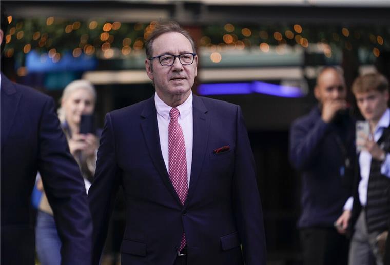Kevin Spacey (M), Schauspieler aus den USA, kommt am Southwark Crown Court an.