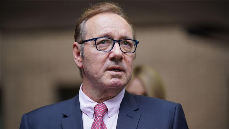 Kevin Spacey zeigt sich hoch zu Pferd bei Dreharbeiten Kevin Spacey kehrt vor die Filmkameras zurück. (Archivbild)