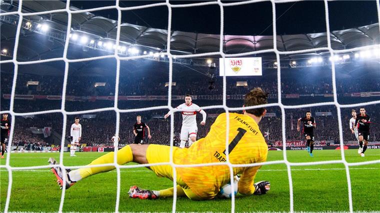 „Dann fällt das auf“: VfB Stuttgart hat ein Elfmeter-Problem Kevin Trapp parierte gegen Ermedin Demirovic.