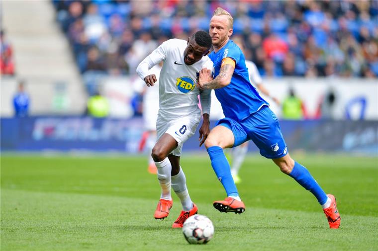 Werder Bremen leiht Kevin Vogt von der TSG Hoffenheim aus Kevin Vogt (rechts) im Zweikampf mit Herthas Salomon Kalou. Vogt wechselt an die Weser bis zum Ende der Saison.