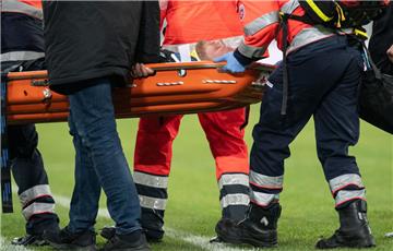 Kevin Vogt (Werder Bremen) wird in Düsseldorf verletzt vom Platz getragen. 