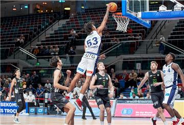 Kevin Yebo wirft zwei Punkte für die Eisbären beim „Freimarkt-Spiel“ in der Bremer ÖVB-Arena.