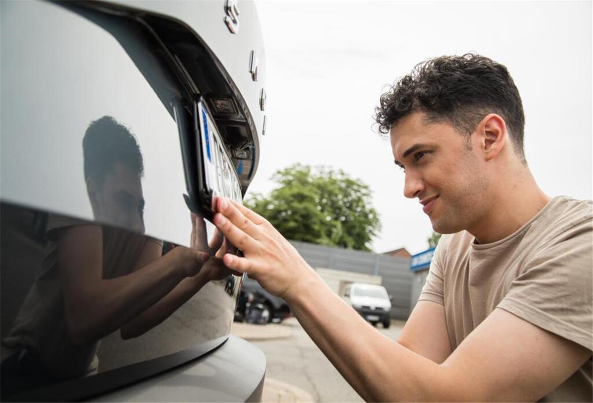 Online das Auto zulassen? Das bleibt in Bremerhaven Zukunftsmusik Kfz-Zulassungen sollen für Bürger eigentlich online abwickelbar sein. In Bremerhaven ist das nicht möglich.