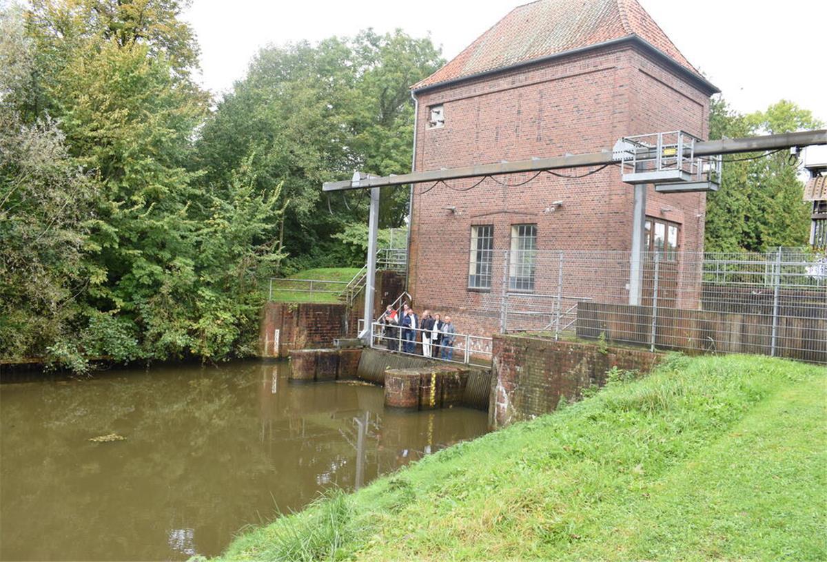 KI-Projekt zur Flussnaturierung nimmt in Neuhaus Fahrt auf Sonnenuntergang an der Aue