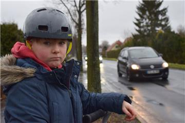 Kian Winkelsesser hatte an der Blexersander Straße am 16. Februar 2016 einen schweren Unfall. Seine Eltern glauben, dass es dort erneut zu brenzligen Situationen kommen könnte, wenn die Eiche, die im Hintergrund zu sehen ist, nicht gefällt wird. Die Stadt sieht das anders.