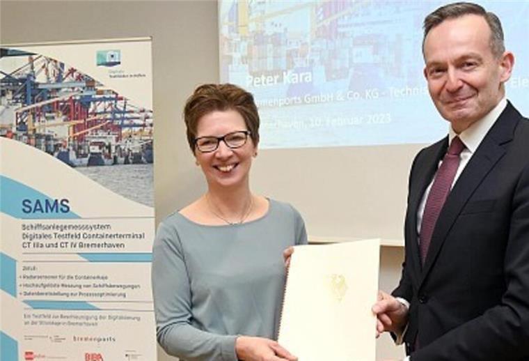 Bundesverkehrsminister Dr. Volker Wissing und  Häfensenatorin Dr. Claudia Schilling 