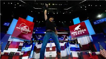 Kid Rock tut beim Parteitag der Republikaner seine Unterstützung für Trump kund - musikalisch.