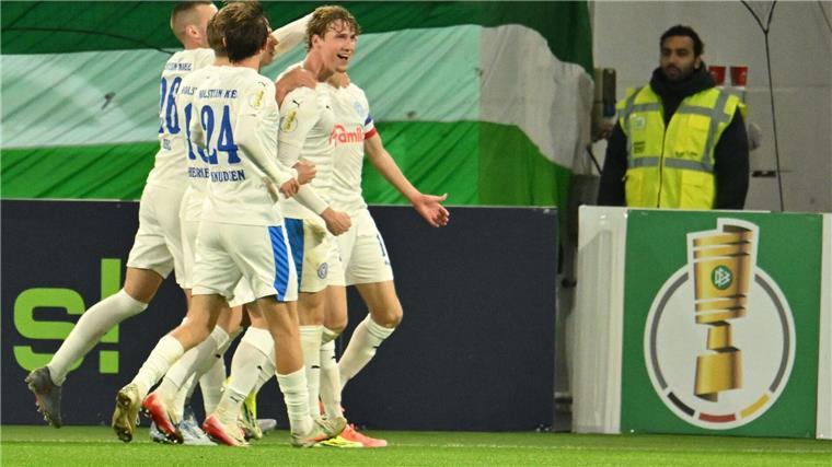 Simonis unter Druck: Wolfsburg blamiert sich im Pokal Kieler Jubel in Wolfsburg.