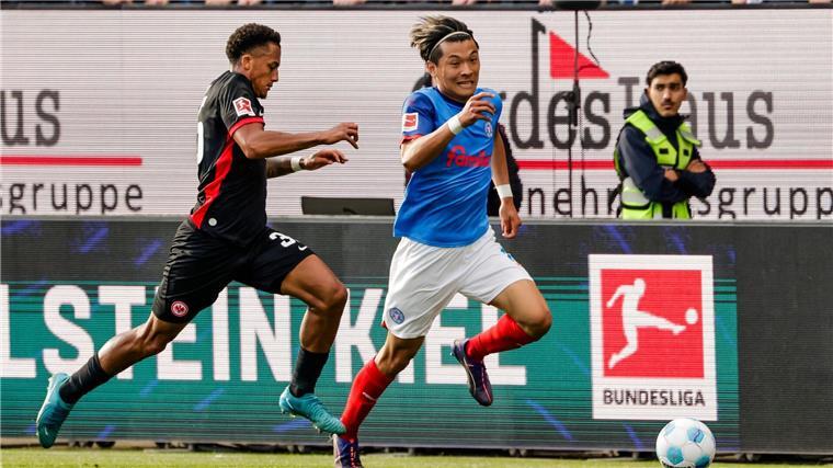 4:2 in Kiel: Frankfurt ist jetzt Bayern-Jäger Kiels Japaner Shuto Machino läuft dem Frankfurter Tuta davon.