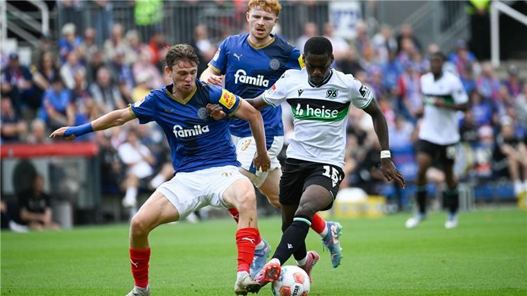 Hannover dreht das Spiel und gewinnt bei Holstein Kiel Kiels Magnus Knudsen (l) im Duell mit dem Hannoveraner Noel Aseko.