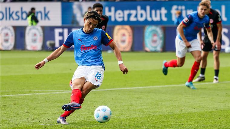 4:2 in Kiel: Frankfurt ist jetzt Bayern-Jäger Kiels Torschütze: Der Japaner Shuto Machino trifft gegen Frankfurt per Strafstoß.