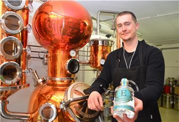 Kilian Eilers zeigt stolz den Gin „Deep Ocean“, der in der eigenen Destillerie hergestellt wird. Dieser hat sogar schon einen Preis gewonnen.