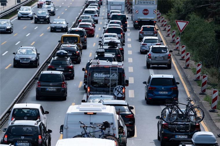 Kilometer lange Blechlawinen haben an den Ferienwochenenden dieses Jahres wieder das Bild an den norddeutschen Straßen geprägt.