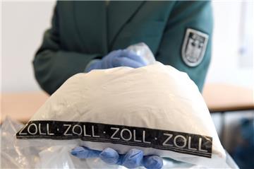 Fehlstart: Kiloweise sollen die vier Angeklagten Kokain in den Hafen geschmuggelt haben. Aber der Prozess kommt nicht in die Gänge.