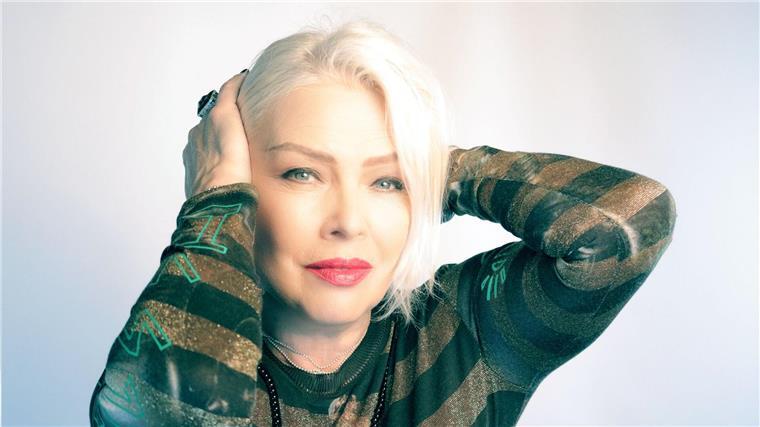 Neonlicht und Kunstnebel: Kim Wilde lässt die 80er aufleben Kim Wild gehört zu den Pop-Ikonen der 80er-Jahre.