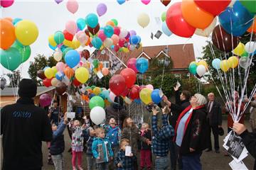Kinder aus der Tagesgruppe der Einrichtung „Frieda Mallet“ ließen zur Eröffnung des Hotels „Vittoria“  450 bunte Ballons in den Himmel aufsteigen. „Endlich hat Beverstedt wieder ein Hotel“, sagte Ortsvorsteher Harald Michaelis.
