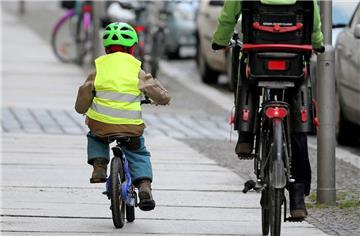 Kinder bis zu einem gewissen Alter dürfen auf dem Gehweg von einer selbst radelnden Begleitung flankiert werden.
