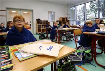 Kinder der dritten Klasse in der Grundschule Butjadingen mit den Kuschel-Decken des Fördervereins. Die personalisierten Beutel gab es dazu.