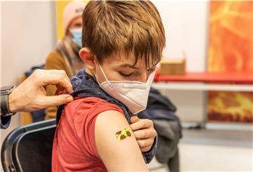Kinder, die noch nicht geboostert sind, müssen sich täglich testen.