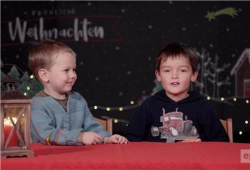 Kinder erklären, wie sie das Weihnachtsfest feiern.
