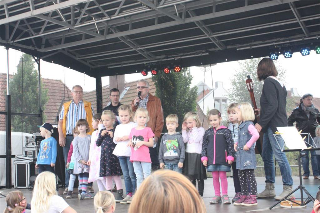 Kinder haben einen Auftritt auf der Bühne. Herbstmarkt Beverstedt. Foto: Rendels...