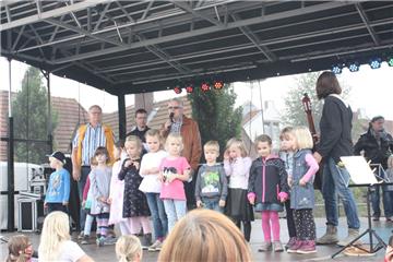 Kinder haben einen Auftritt auf der Bühne. Herbstmarkt Beverstedt. Foto: Rendels...