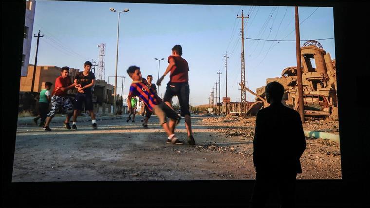 Fußball spielen, aber ohne Ball Kinder im Irak spielen Fußball ohne Ball. Das Ballspielen war nämlich verboten.