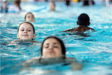 Kinder im Schwimmunterricht: Eine übergangsweise Schließung des Zevener Aquafit würde hiesige Schulen vor große Probleme stellen.