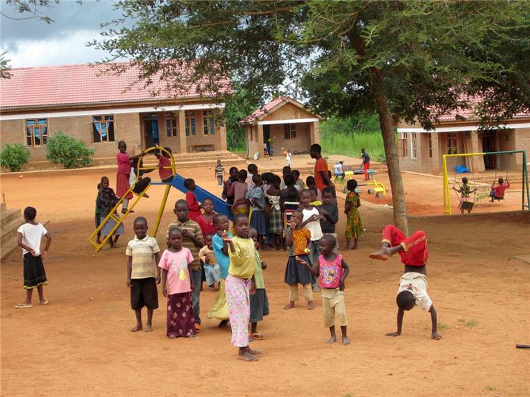 Kinder in Kitwiru, Tansania: Das Dorf für Waisen wurde unter Aufsicht des Vorwerker Ehepaares Judy und Johann-Georg Eule gebaut und wird vom Verein Amani Kinderdorf betrieben. 